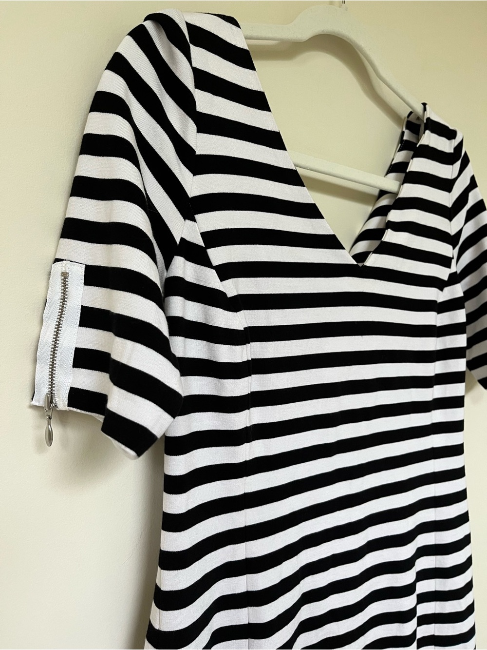 Banana Republic Dress ~ Stripped Black & White ~ Flattering Fit Ponte ~ Size: 6 - Picture 5 of 8